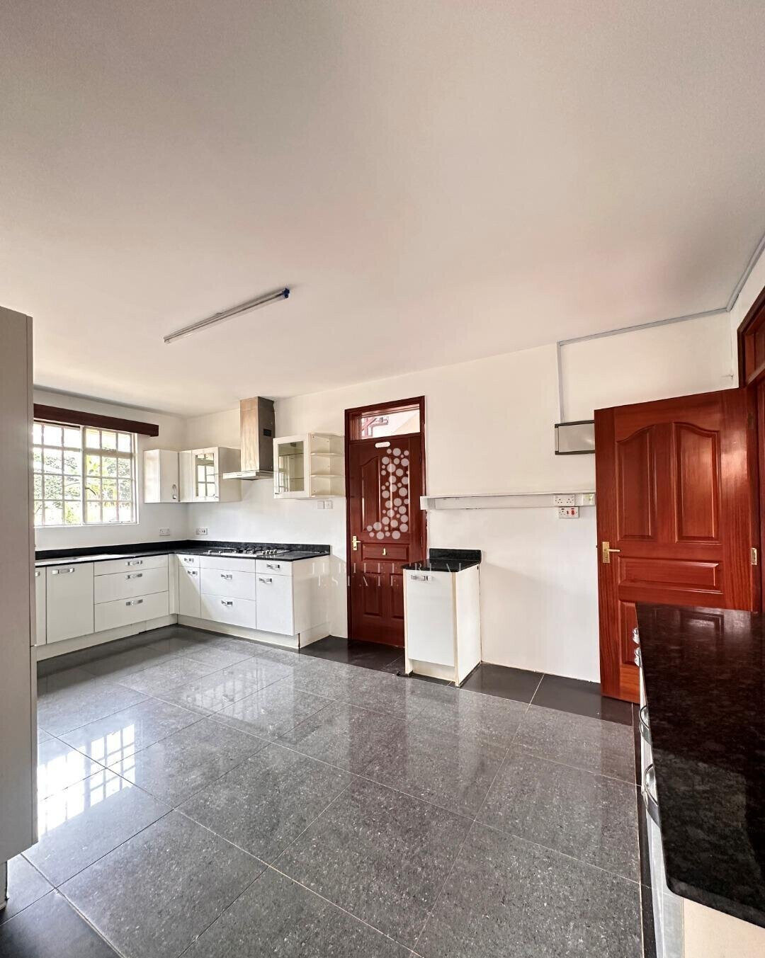 Half-Acre Townhouse with Mature Garden & Pool – Rosslyn