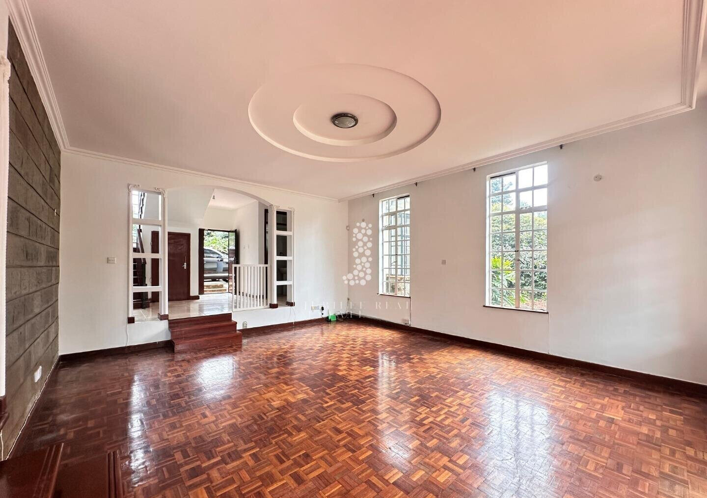 Half-Acre Townhouse with Mature Garden & Pool – Rosslyn