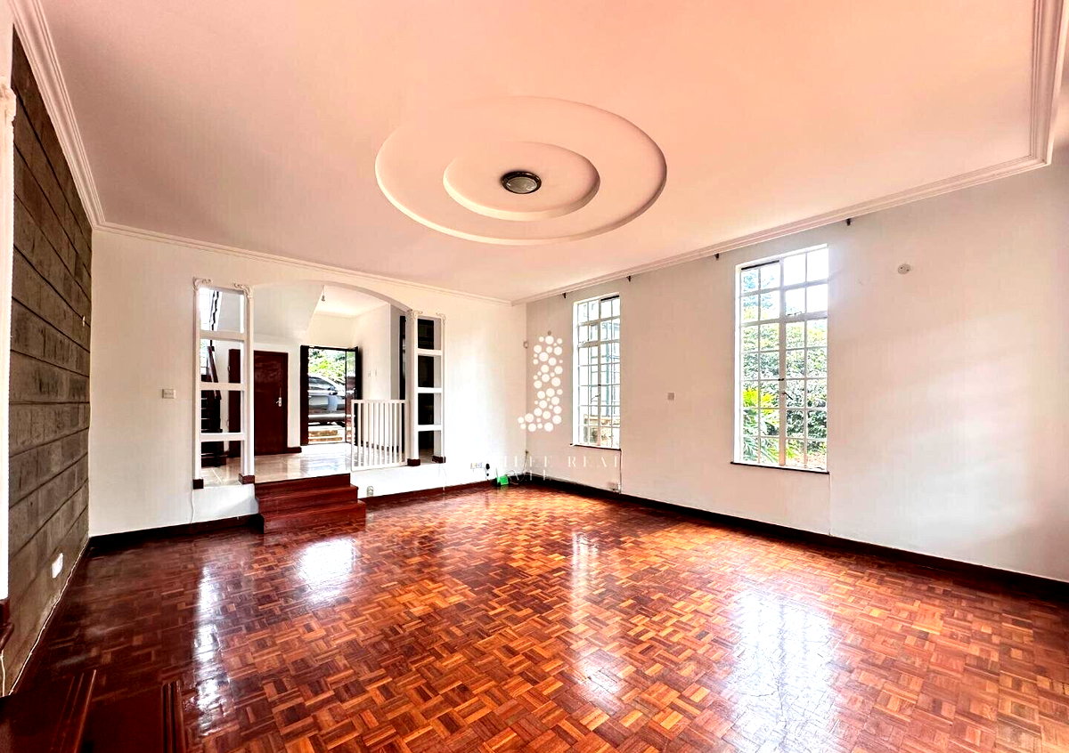 Half-Acre Townhouse with Mature Garden & Pool – Rosslyn