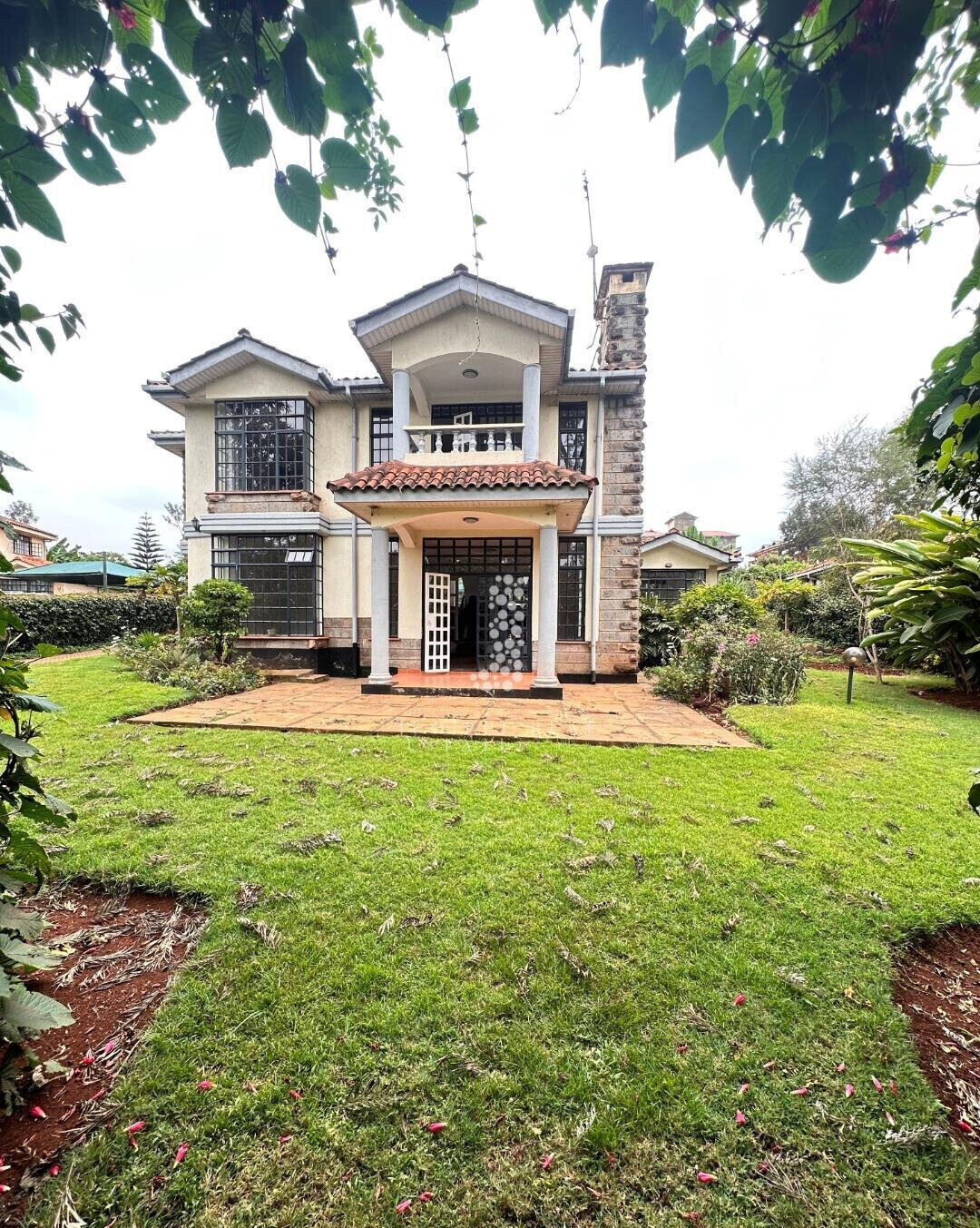 Half-Acre Townhouse with Mature Garden & Pool – Rosslyn