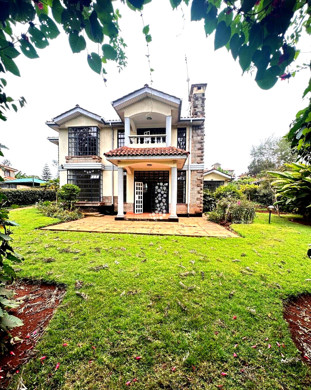 Half-Acre Townhouse with Mature Garden & Pool – Rosslyn