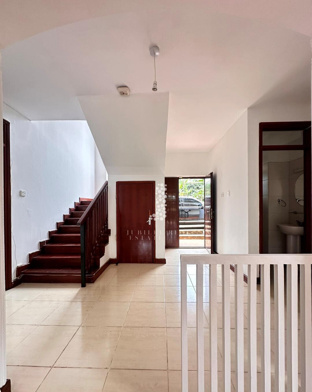 Half-Acre Townhouse with Mature Garden & Pool – Rosslyn