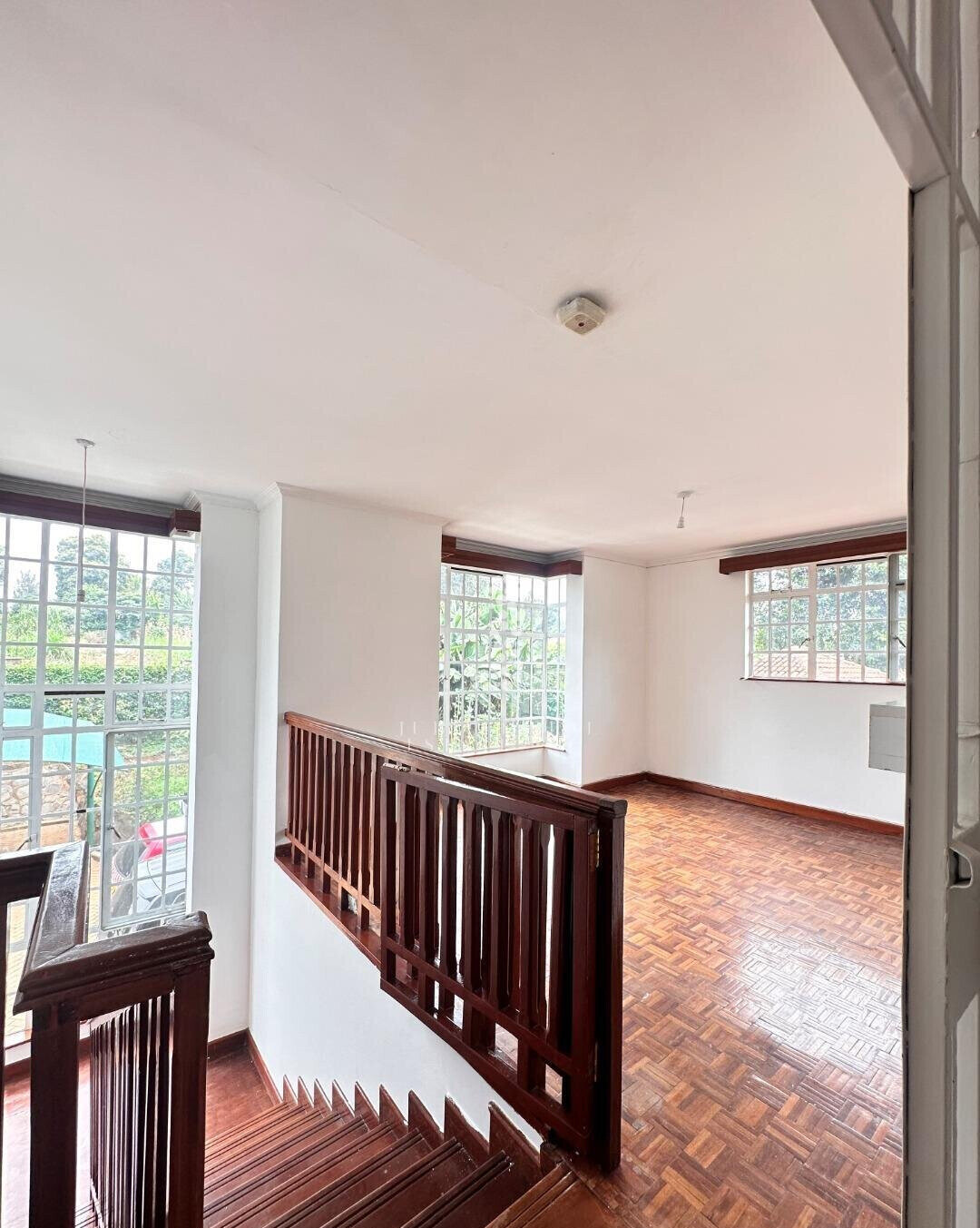 Half-Acre Townhouse with Mature Garden & Pool – Rosslyn