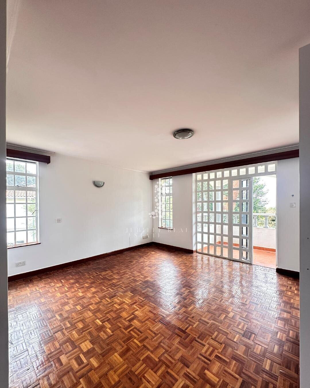 Half-Acre Townhouse with Mature Garden & Pool – Rosslyn