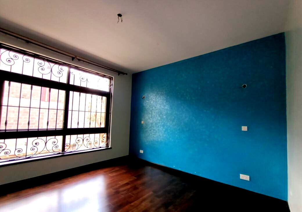 4-Ensuite Townhouse with DSQ & Solar - Lavington Gated 8