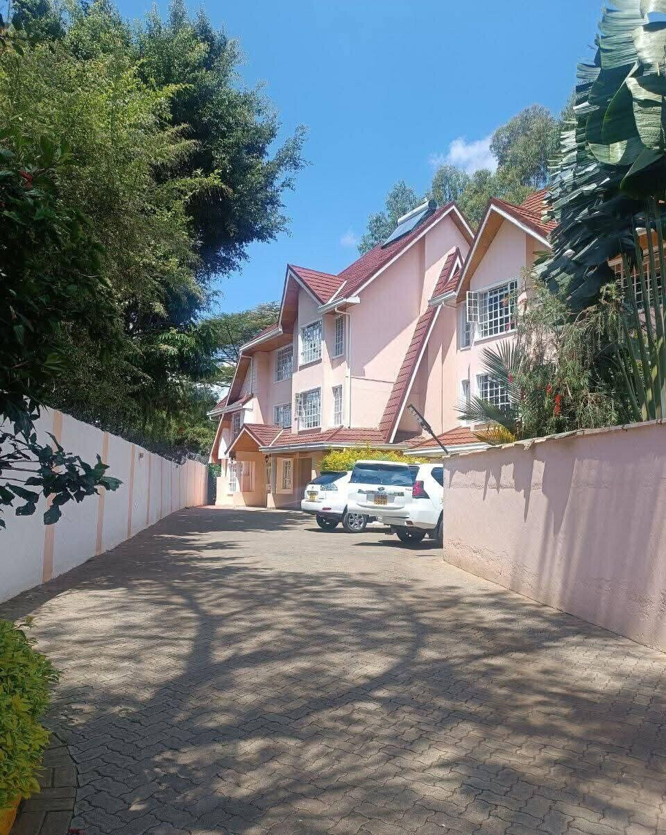 5-Ensuite Townhouse with Sunken Lounge & Fireplace - Lavington