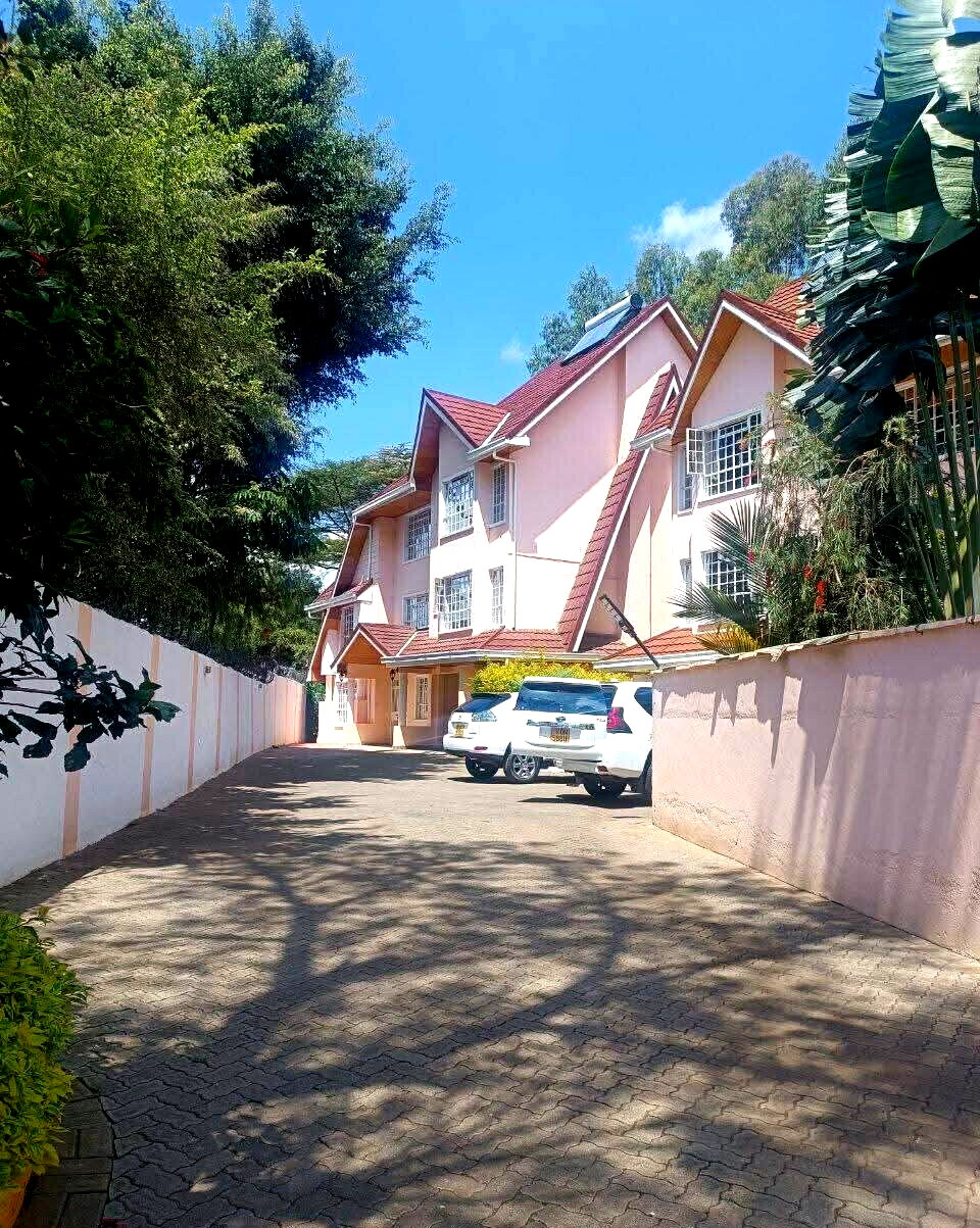 5-Ensuite Townhouse with Sunken Lounge & Fireplace - Lavington