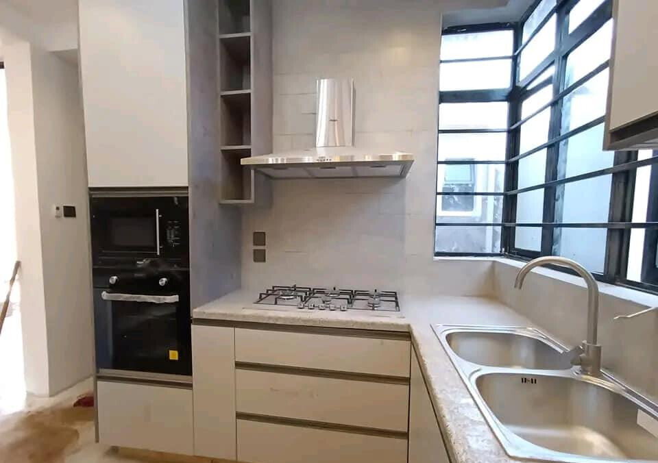 4BR All-Ensuite Townhouse with Attic Study & Fireplace - Membley