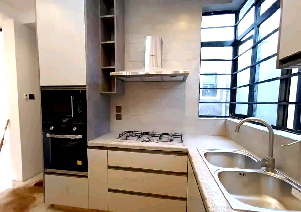 4BR All-Ensuite Townhouse with Attic Study & Fireplace - Membley