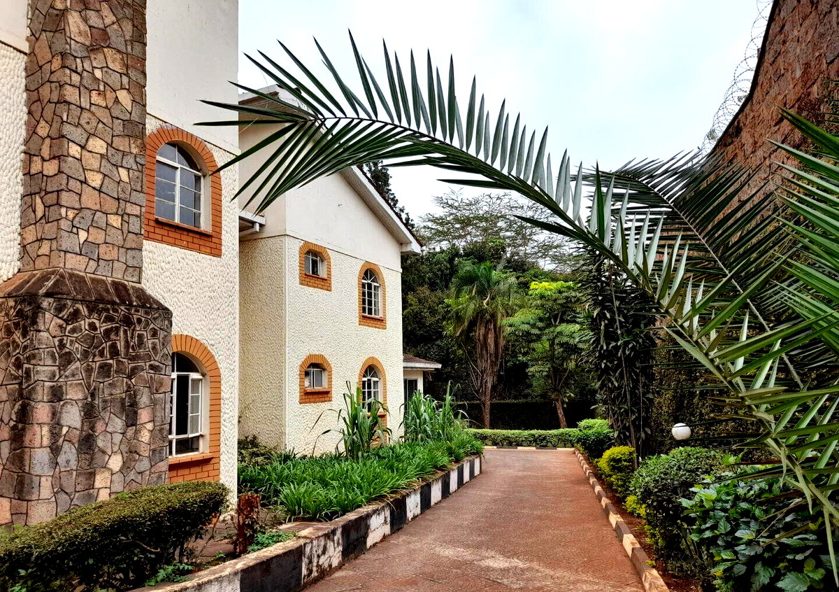 5BR Townhouse with DSQ & Mahogany Floors - Gigiri