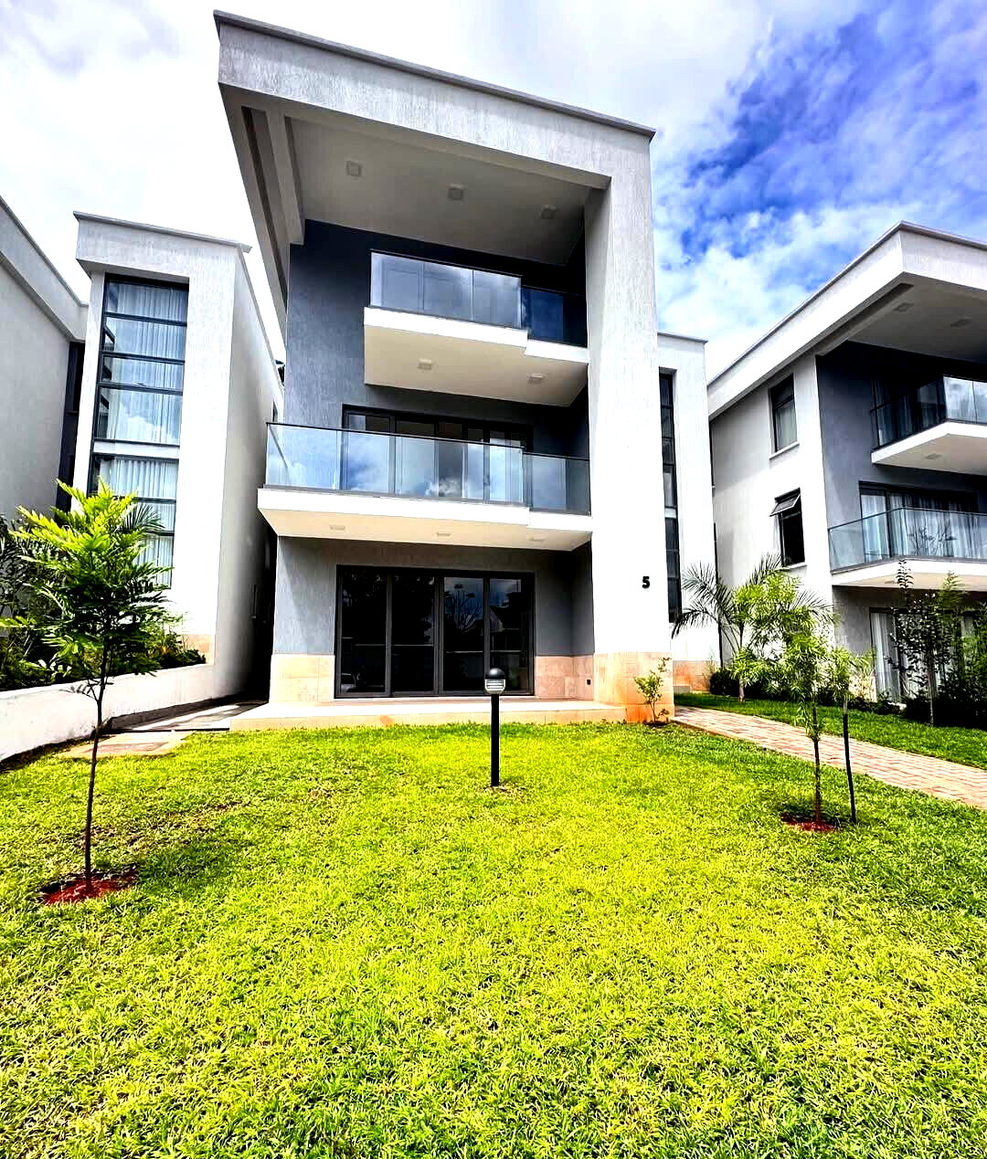 Ultra-Modern 5-Ensuite Townhouse with Rooftop Terrace - Lavington