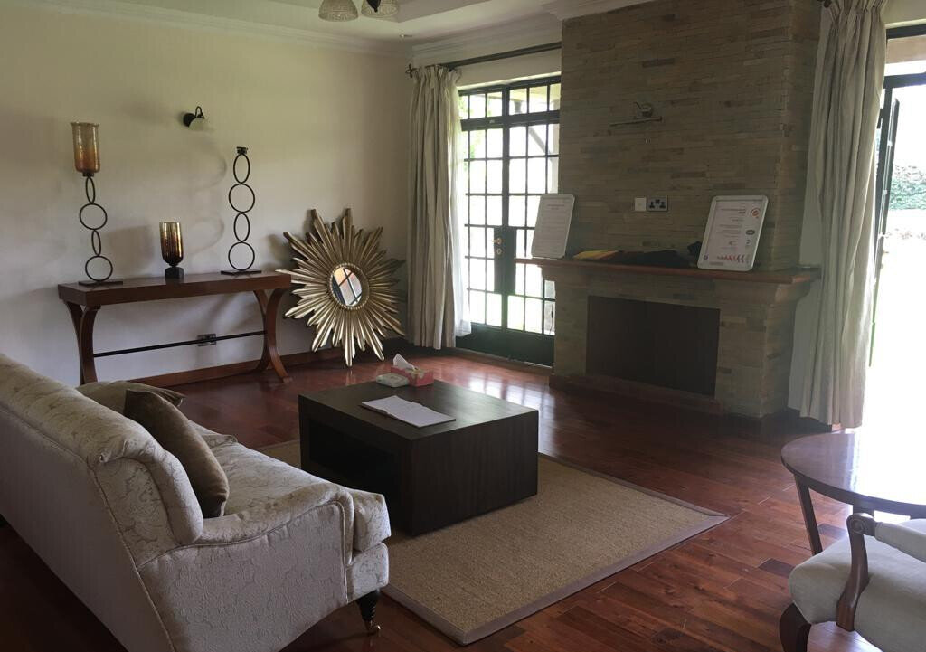 Charming 4-Bed Townhouse with Home Office & Pool – Karen