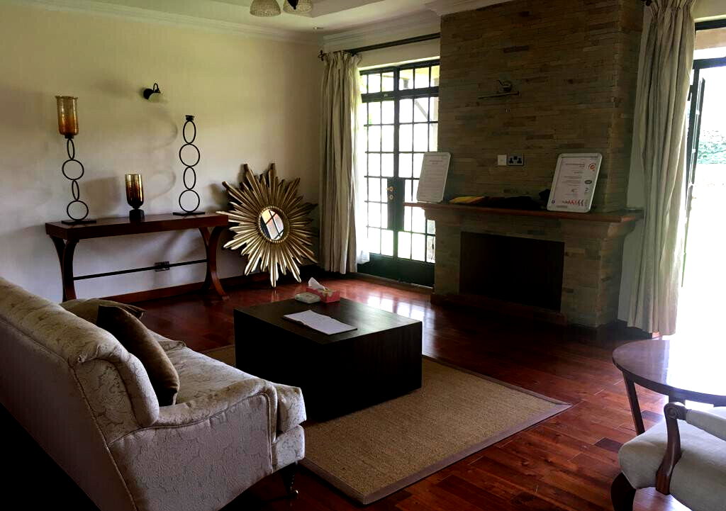 Charming 4-Bed Townhouse with Home Office & Pool – Karen