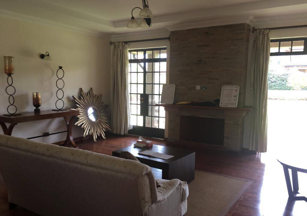 Charming 4-Bed Townhouse with Home Office & Pool – Karen