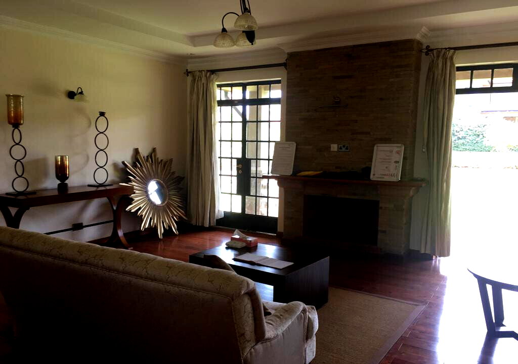 Charming 4-Bed Townhouse with Home Office & Pool – Karen
