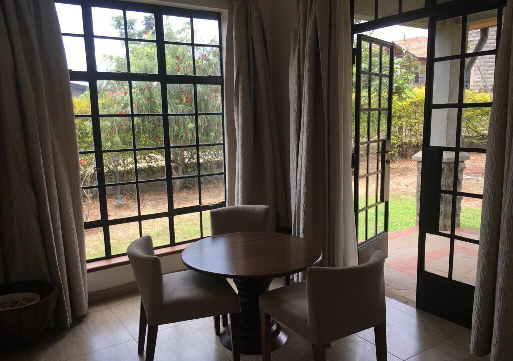 Charming 4-Bed Townhouse with Home Office & Pool – Karen