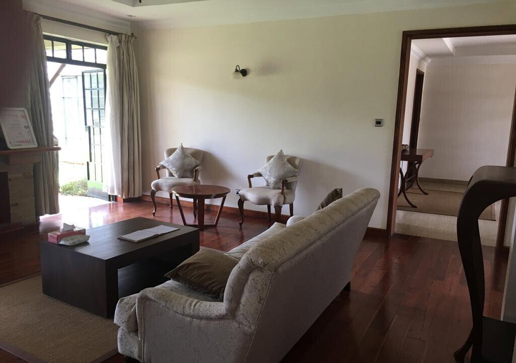 Charming 4-Bed Townhouse with Home Office & Pool – Karen