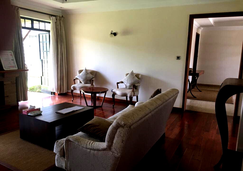 Charming 4-Bed Townhouse with Home Office & Pool – Karen