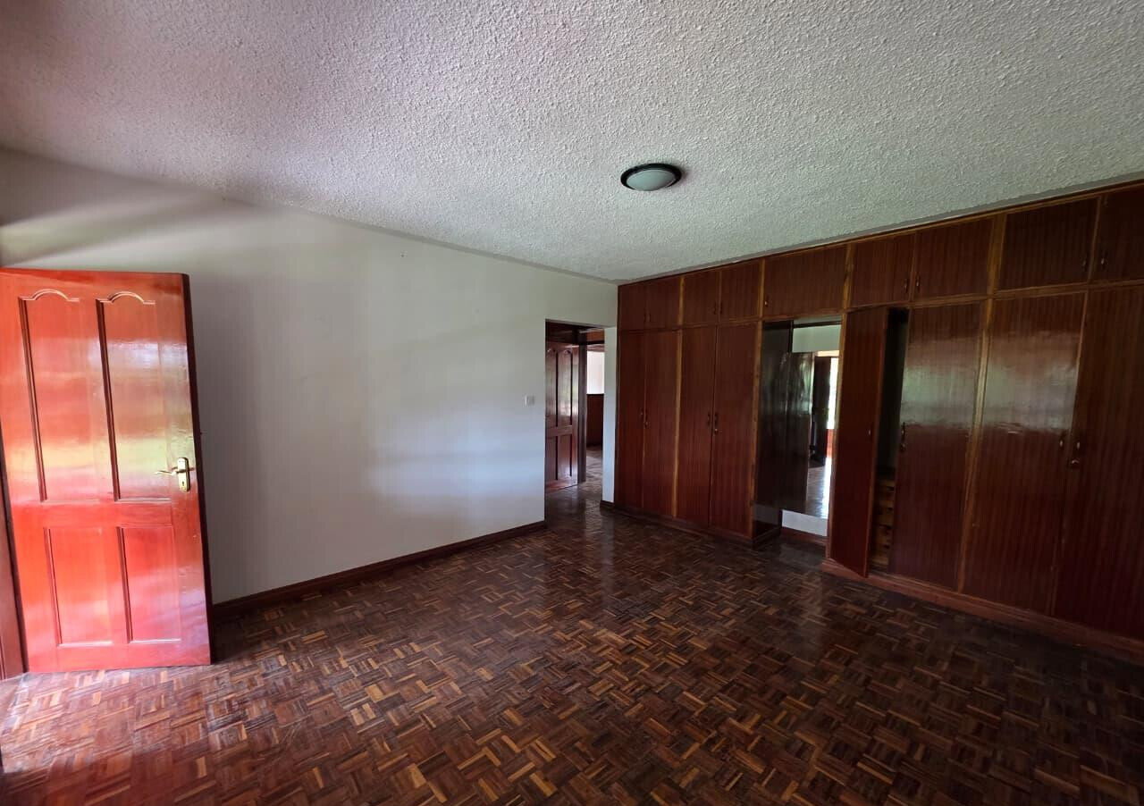 5BR Ambassadorial Home with Parking