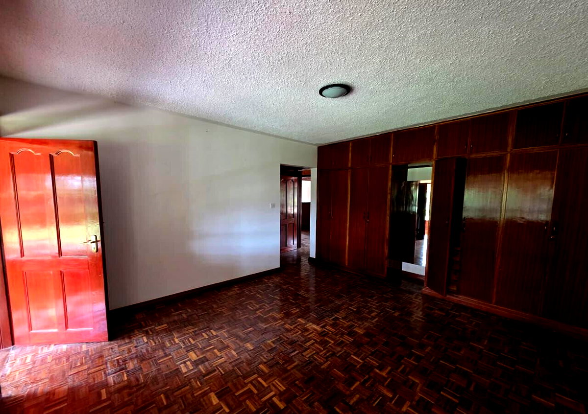5BR Ambassadorial Home with Parking