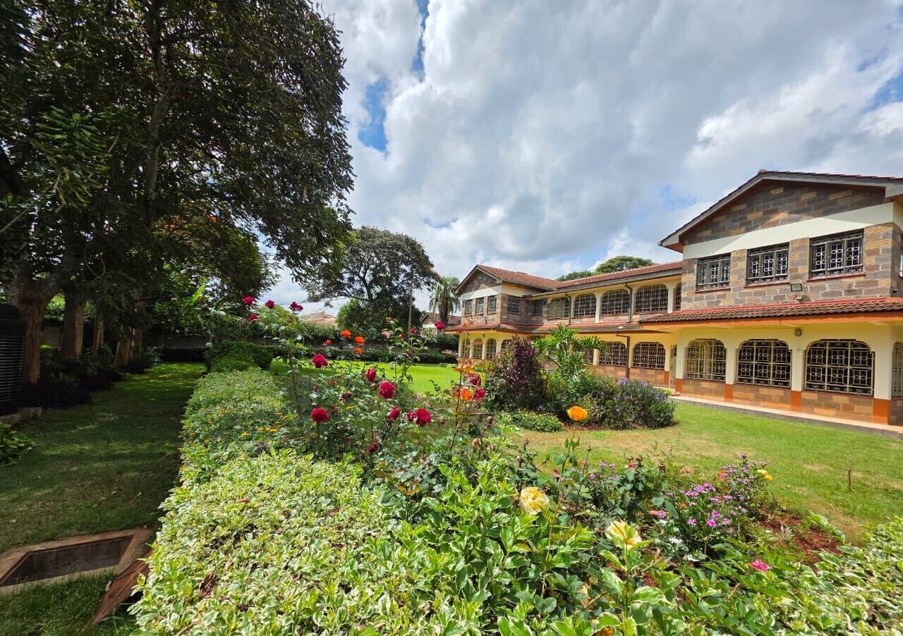 5BR Ambassadorial Home with Parking