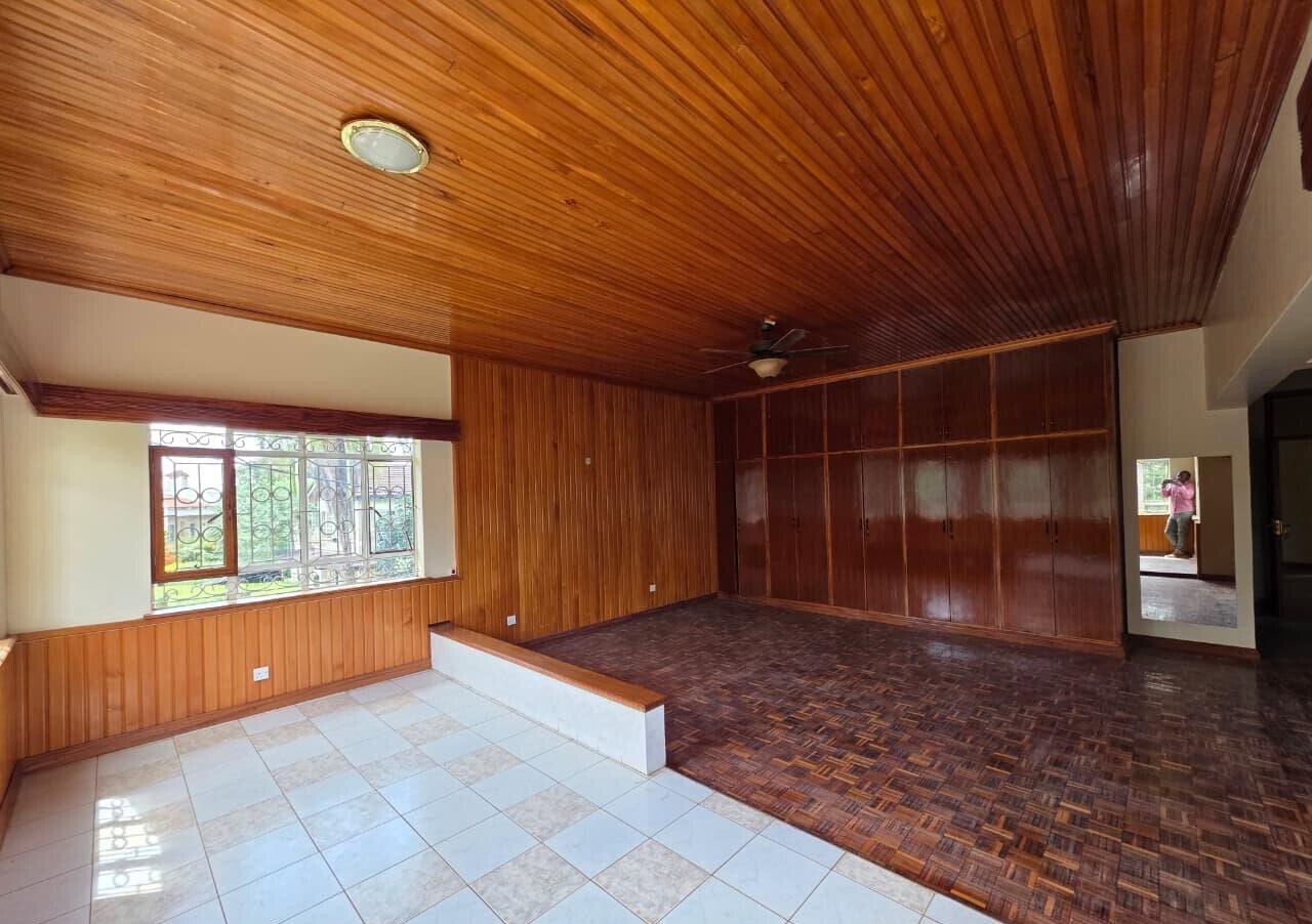 5BR Ambassadorial Home with Parking