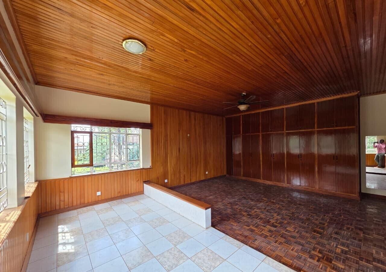 5BR Ambassadorial Home with Parking