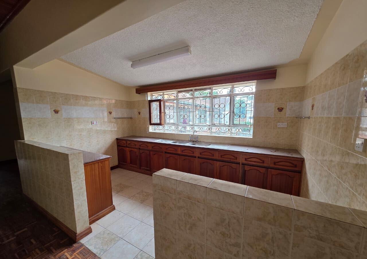 5BR Ambassadorial Home with Parking