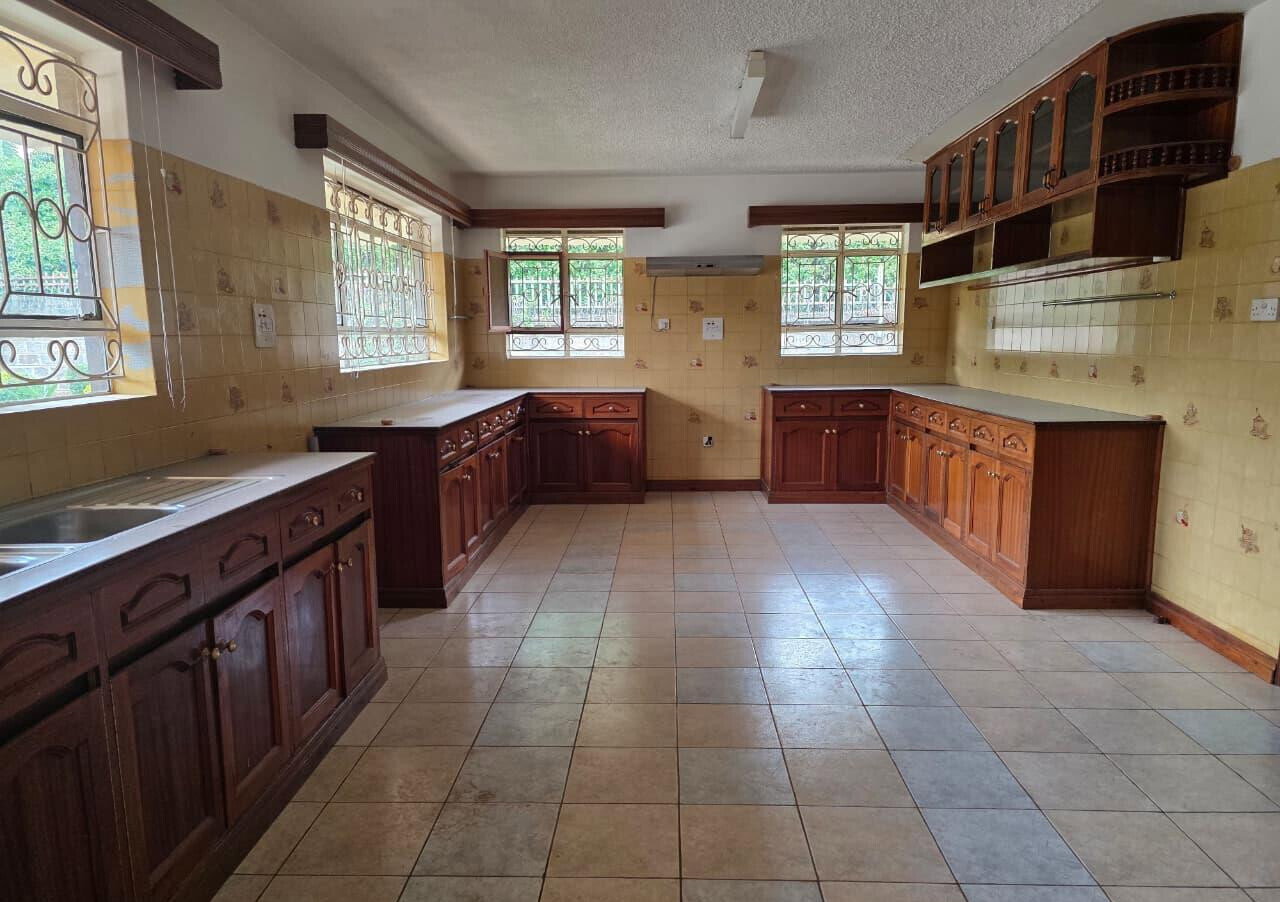 5BR Ambassadorial Home with Parking