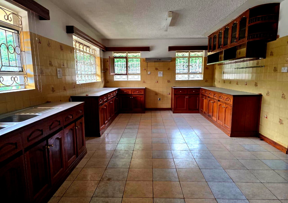 5BR Ambassadorial Home with Parking