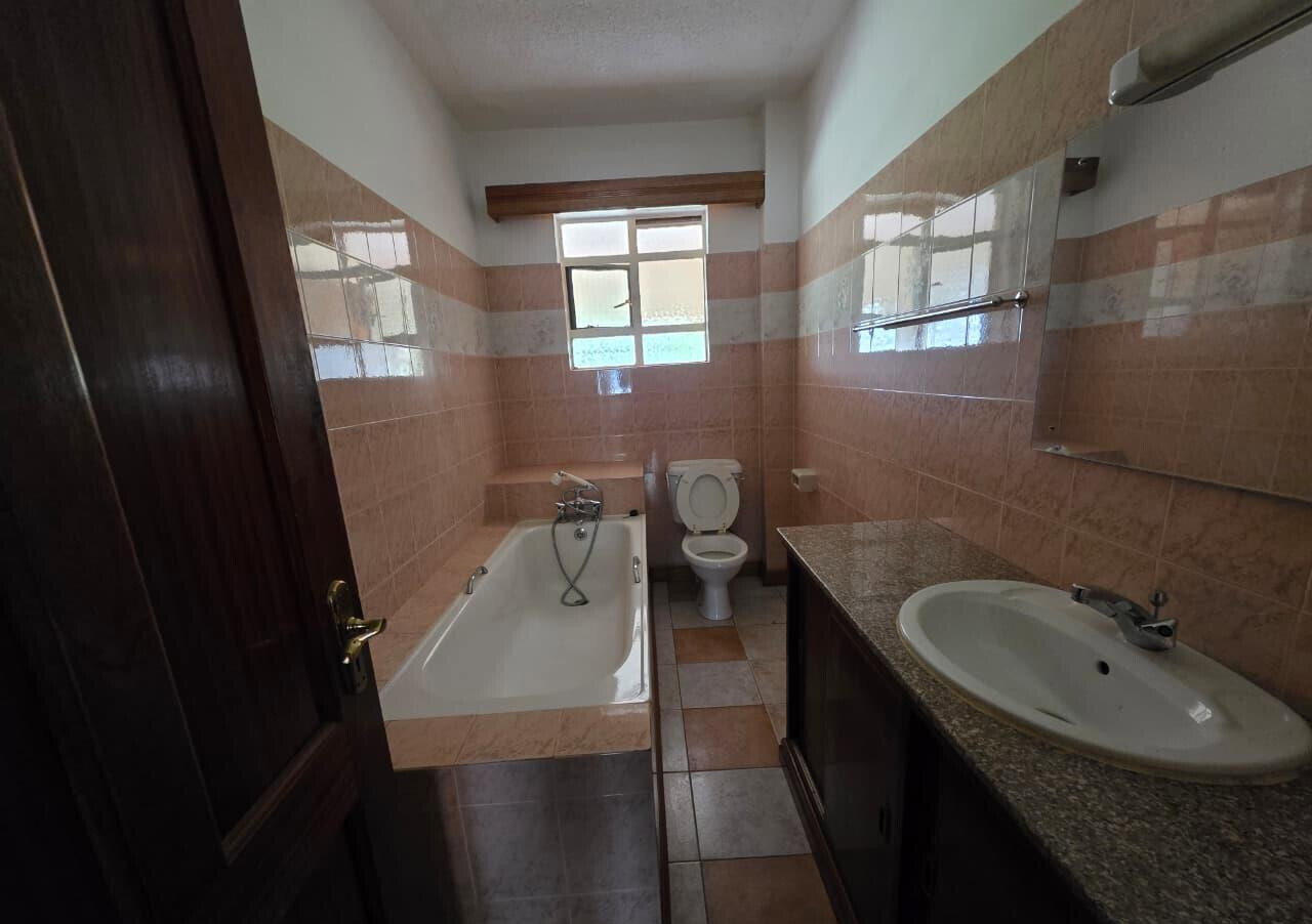 5BR Ambassadorial Home with Parking