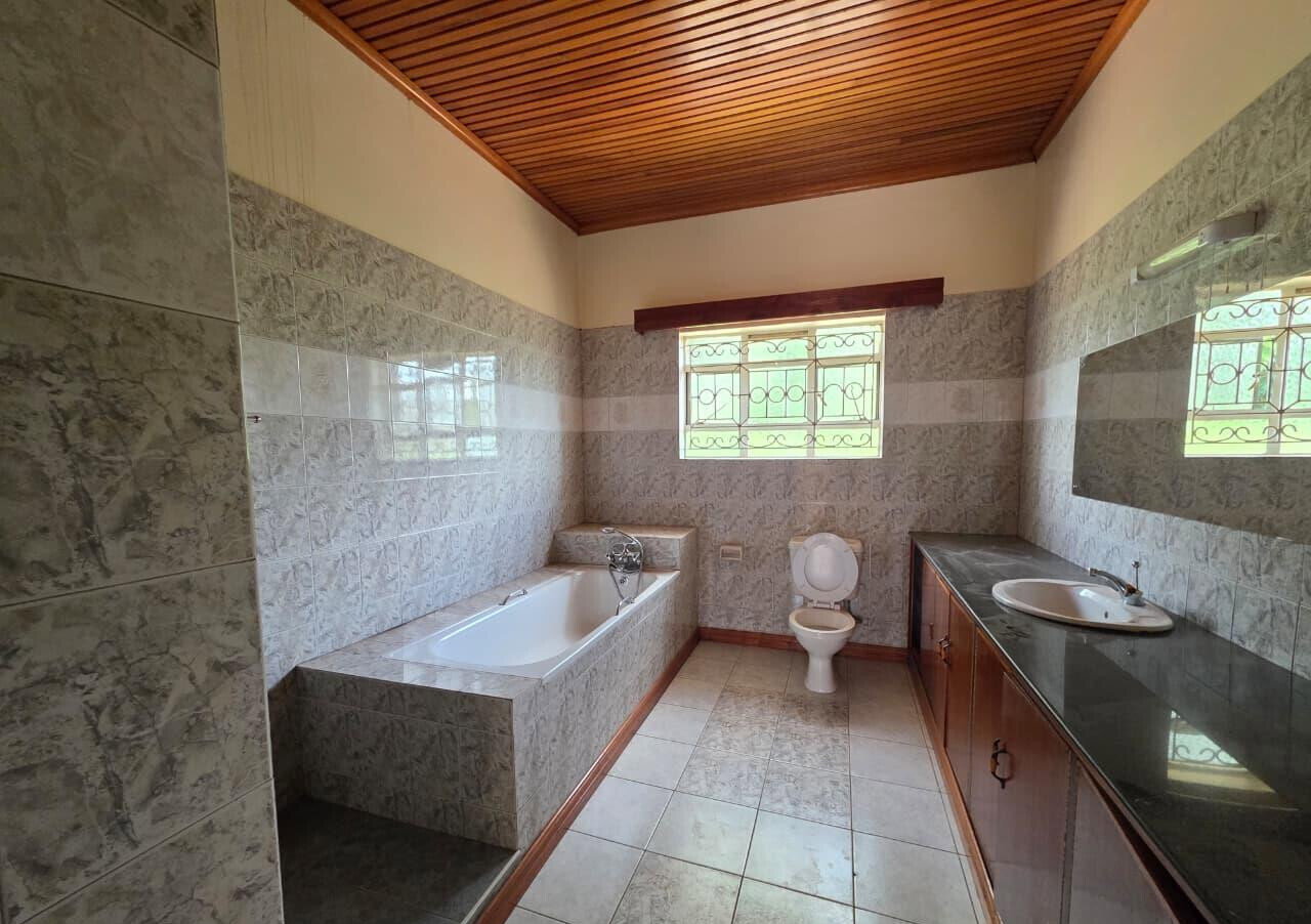 5BR Ambassadorial Home with Parking