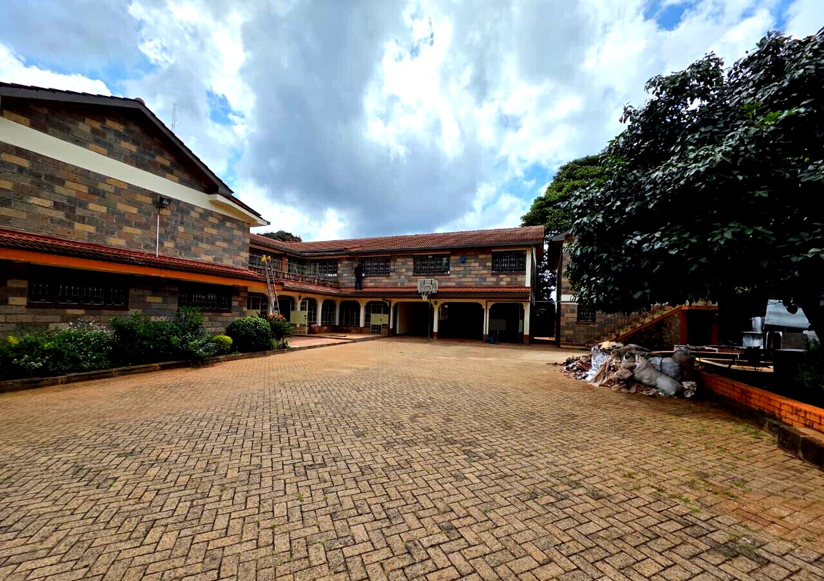 5BR Ambassadorial Home with Parking