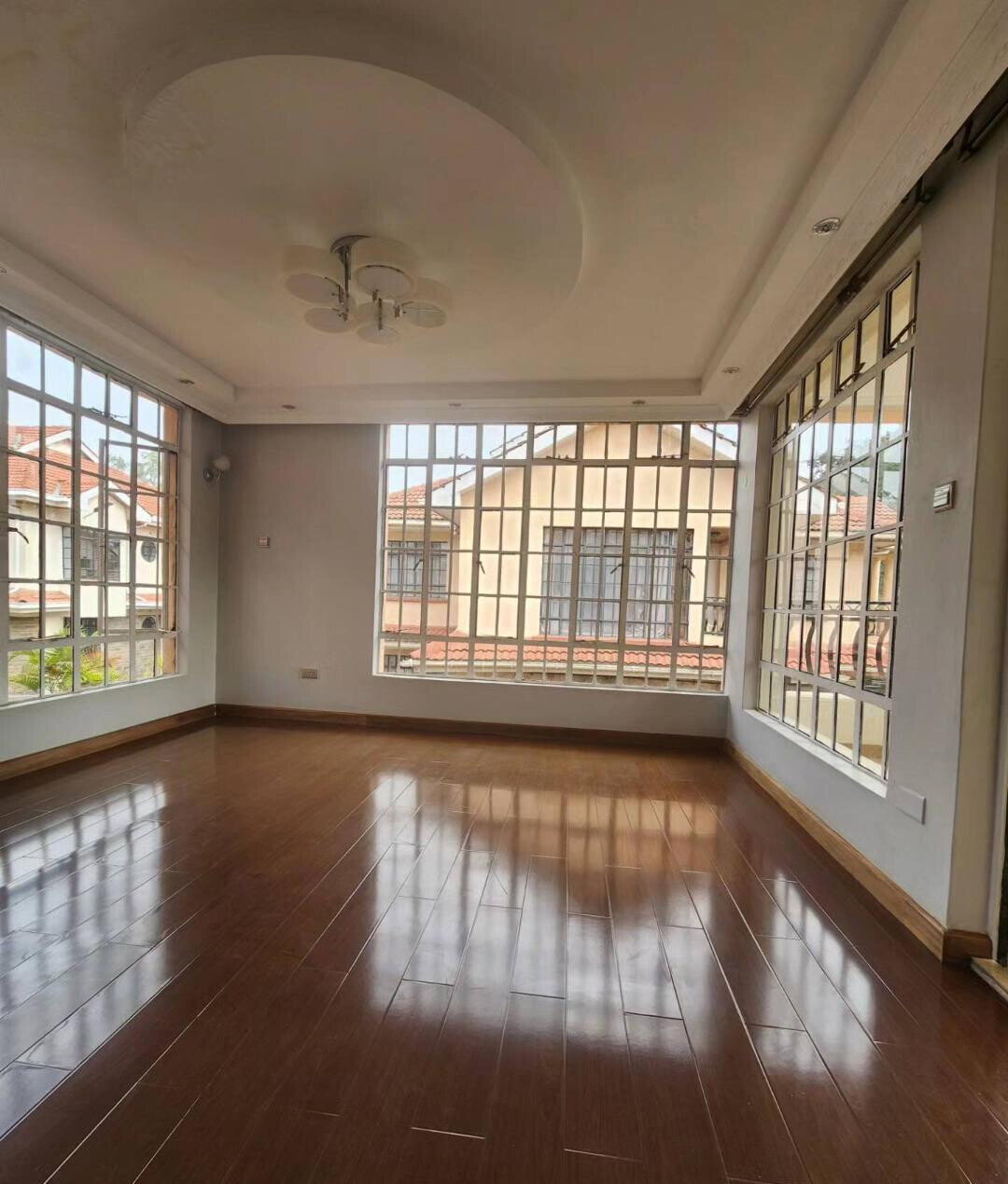 5-Ensuite Townhouse with Attic Room & Fireplace - Lavington