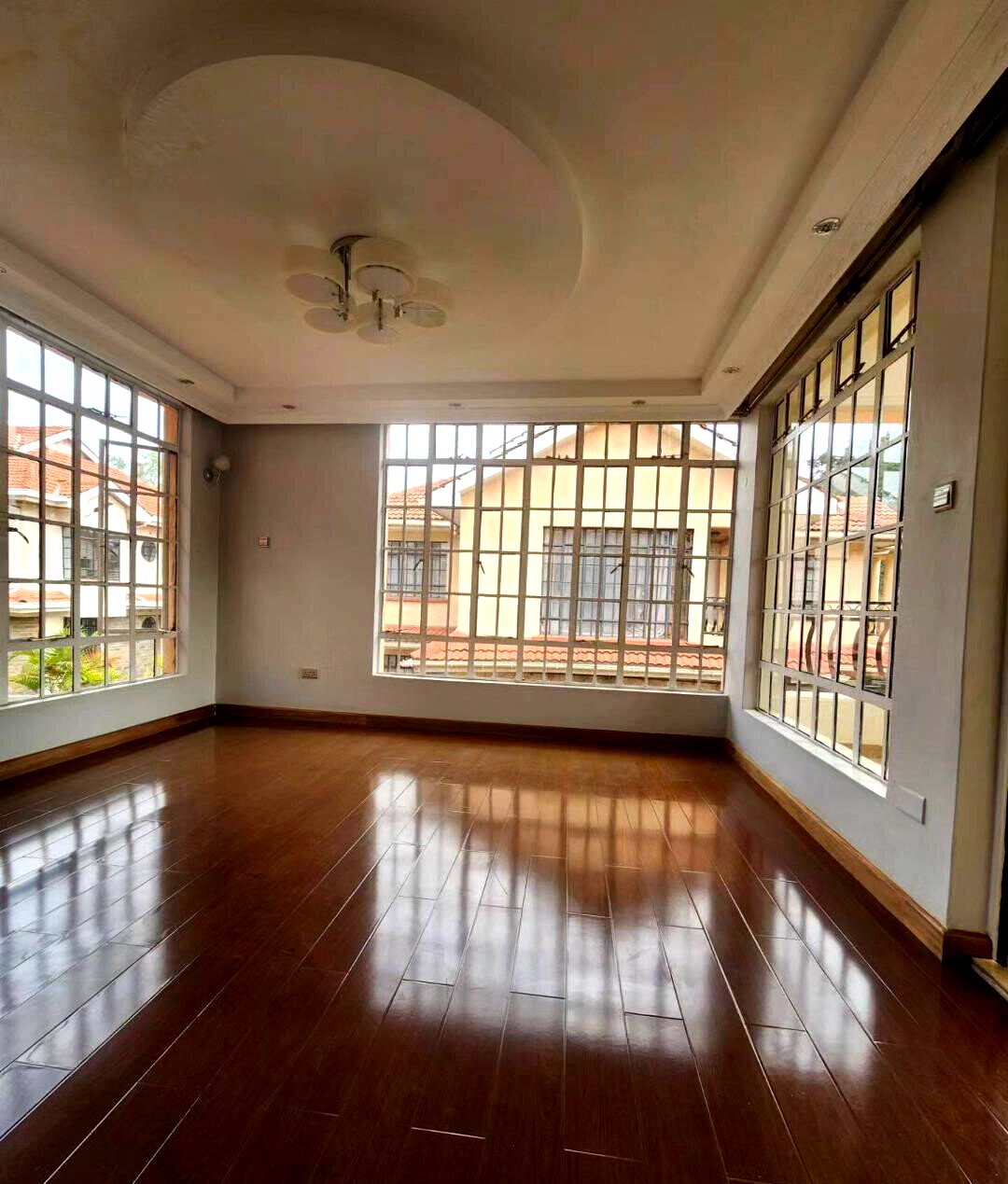 5-Ensuite Townhouse with Attic Room & Fireplace - Lavington
