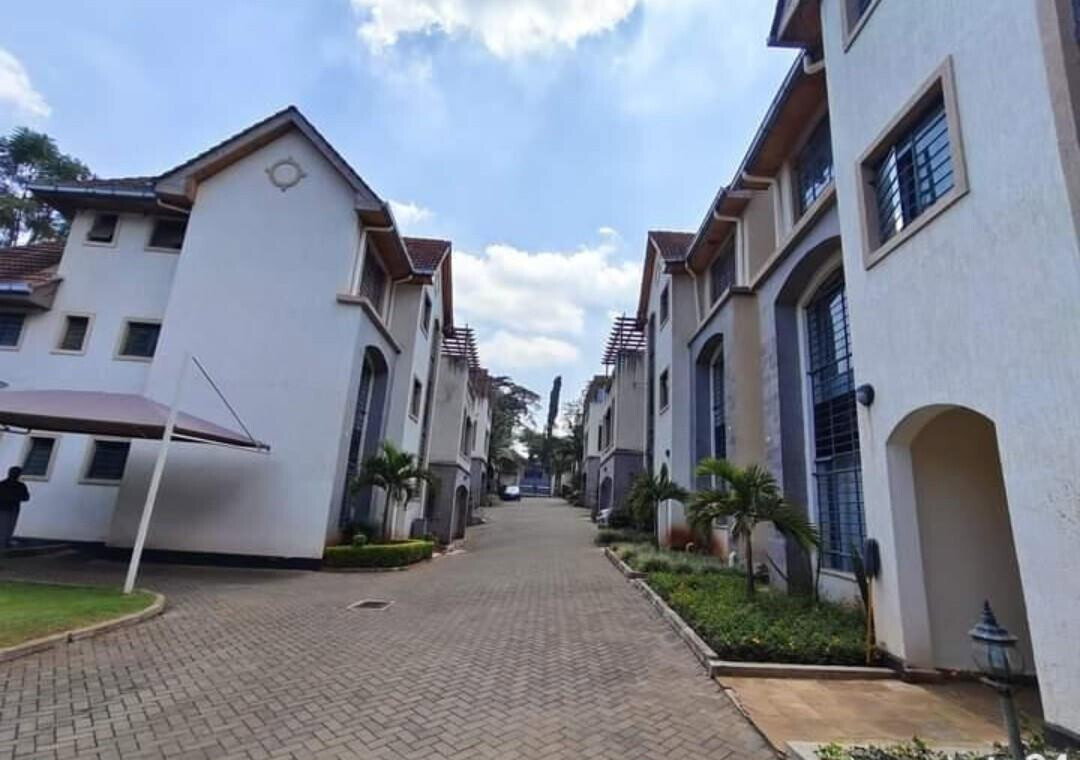 5-Ensuite Villa with Rooftop Terrace & Solar Power - Lavington