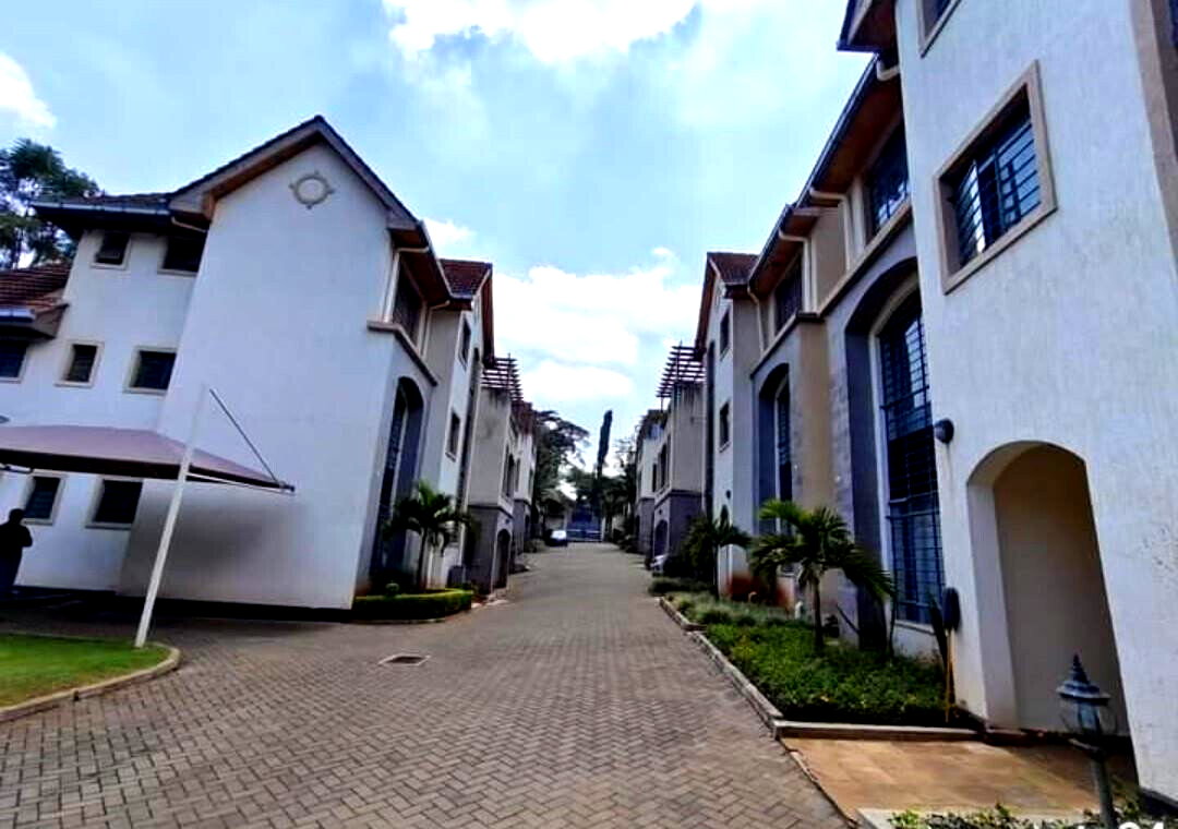 5-Ensuite Villa with Rooftop Terrace & Solar Power - Lavington