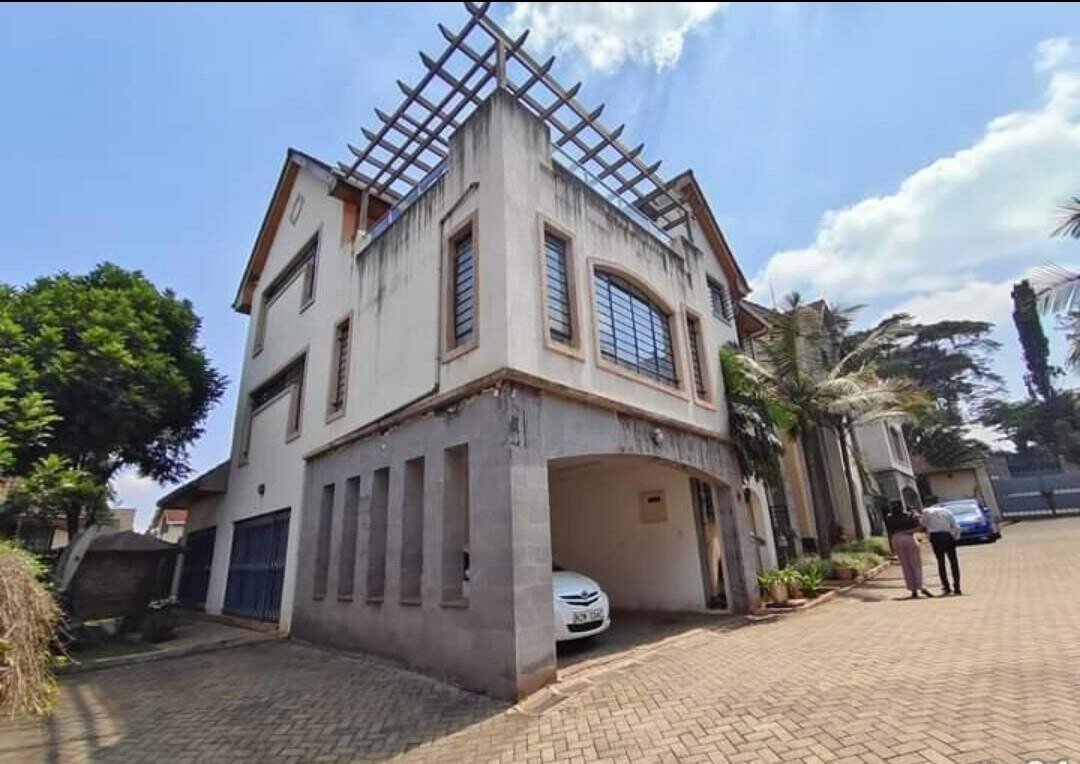 5-Ensuite Villa with Rooftop Terrace & Solar Power - Lavington