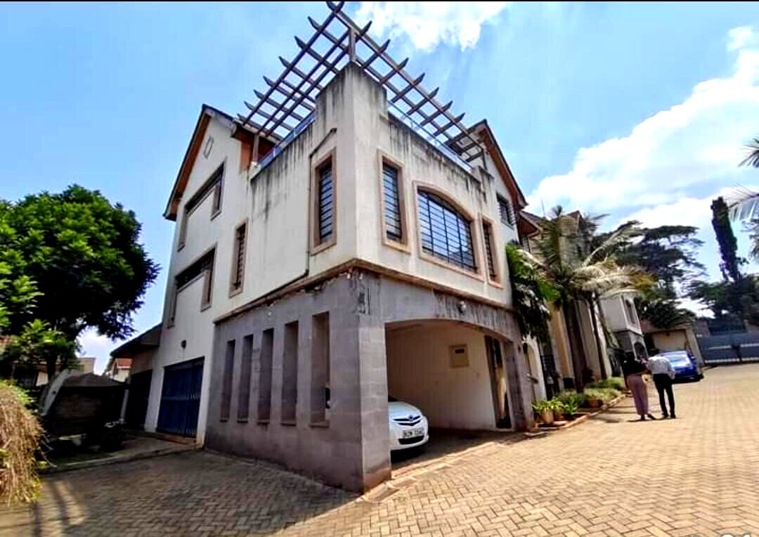 5-Ensuite Villa with Rooftop Terrace & Solar Power - Lavington