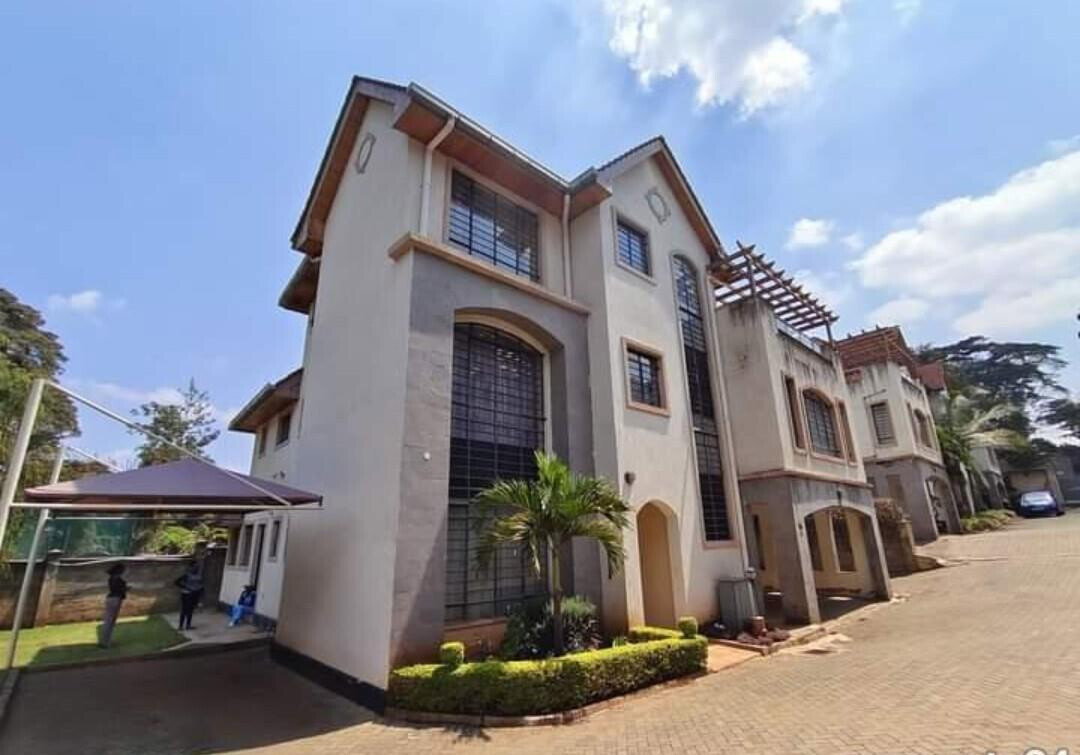 5-Ensuite Villa with Rooftop Terrace & Solar Power - Lavington