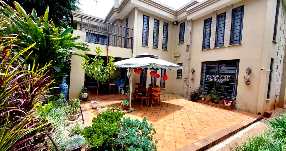 5-Bed Townhouse on 0.75 Acres with Mature Garden – Karen Miotoni