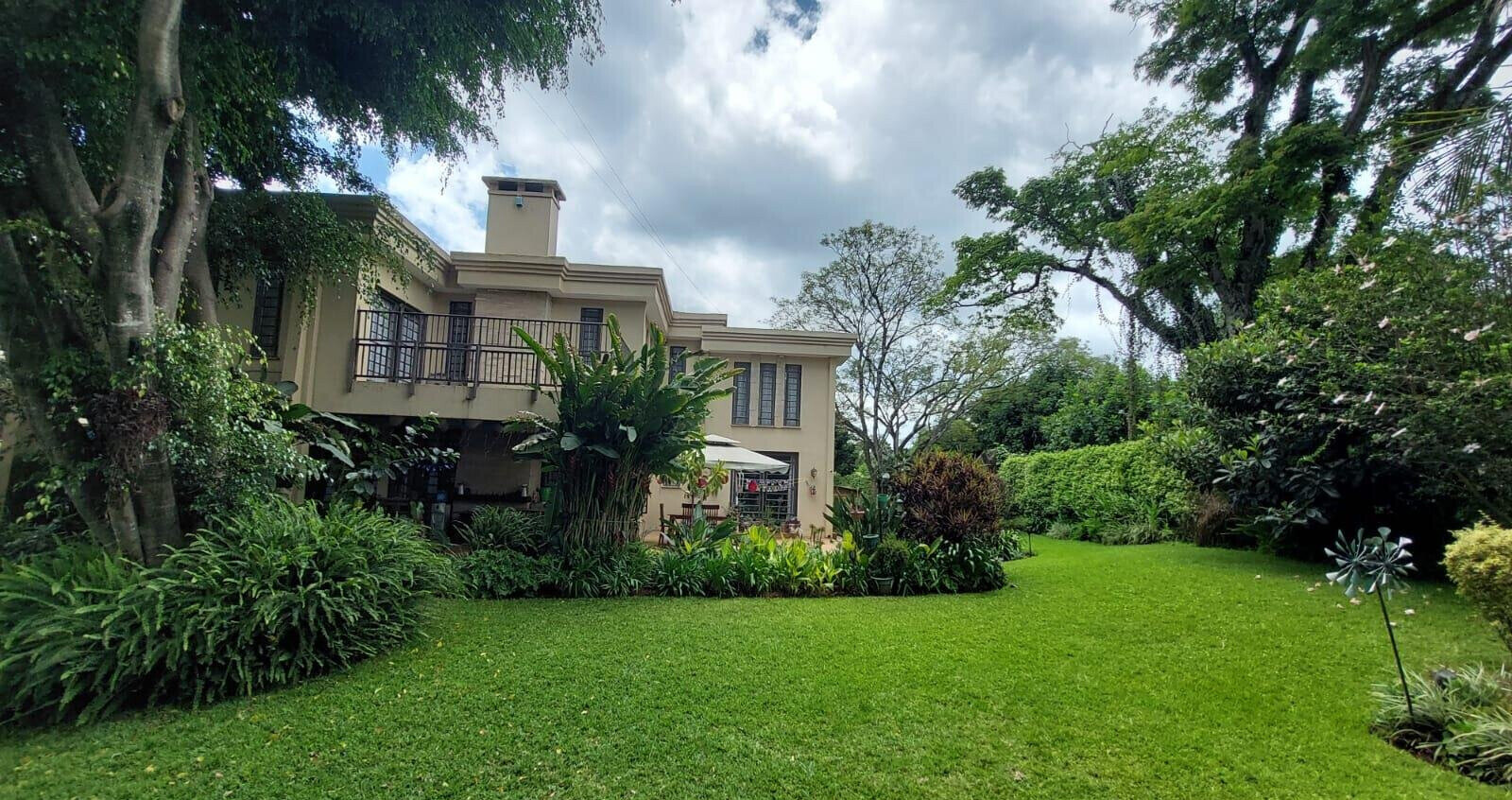 5-Bed Townhouse on 0.75 Acres with Mature Garden – Karen Miotoni