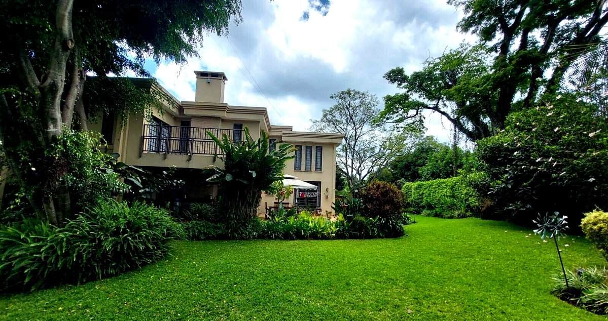 5-Bed Townhouse on 0.75 Acres with Mature Garden – Karen Miotoni