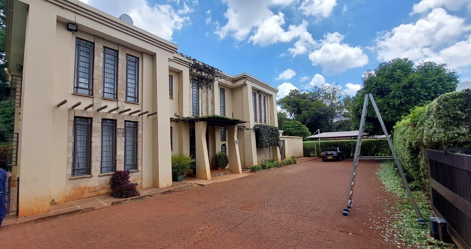 5-Bed Townhouse on 0.75 Acres with Mature Garden – Karen Miotoni
