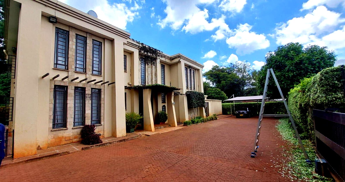 5-Bed Townhouse on 0.75 Acres with Mature Garden – Karen Miotoni