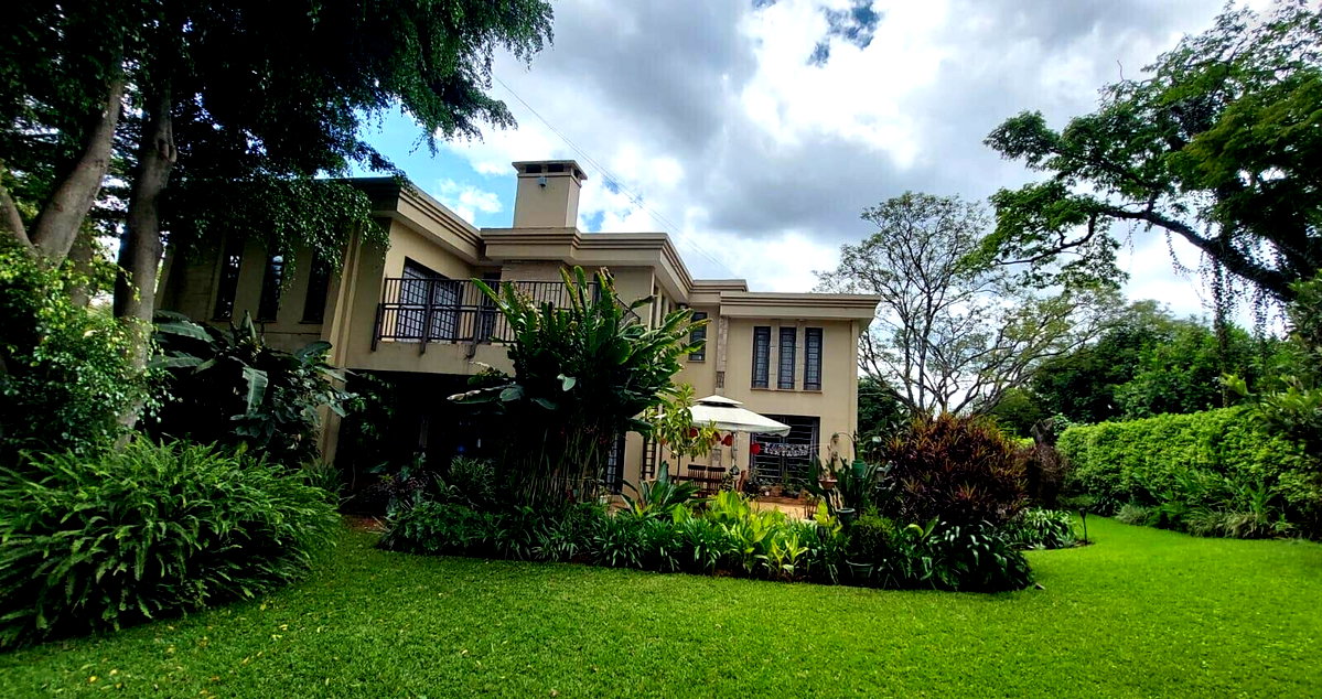 5-Bed Townhouse on 0.75 Acres with Mature Garden – Karen Miotoni