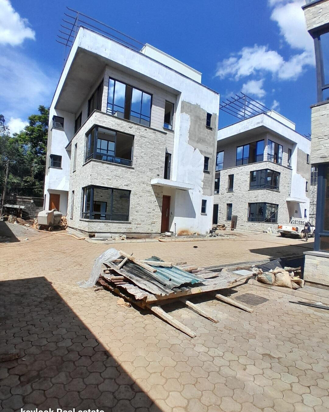 4-Ensuite Townhouse with Two Kitchens & Rooftop Views - Lavington
