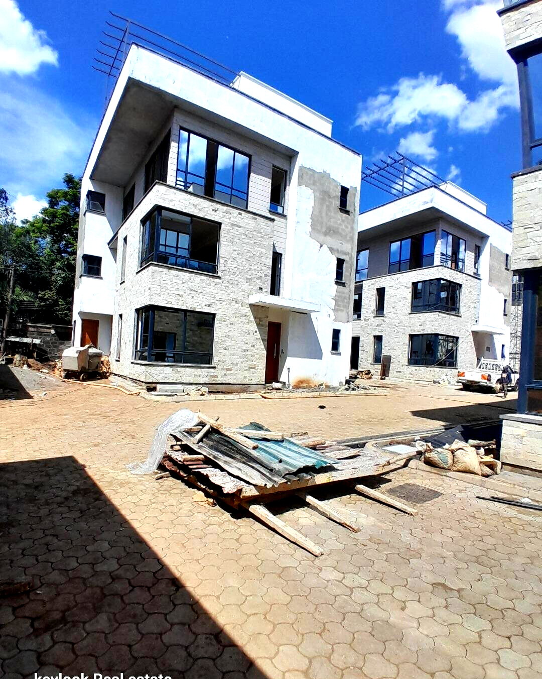 4-Ensuite Townhouse with Two Kitchens & Rooftop Views - Lavington