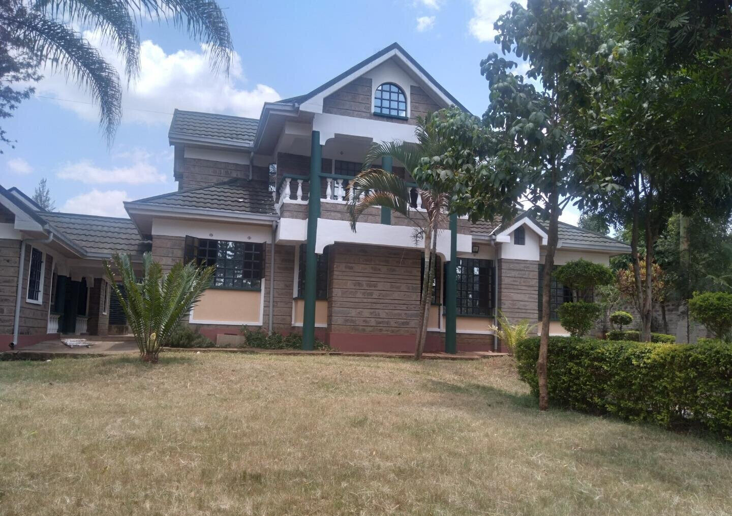 4BR Townhouse on Half-Acre with Electric Fence – Karen