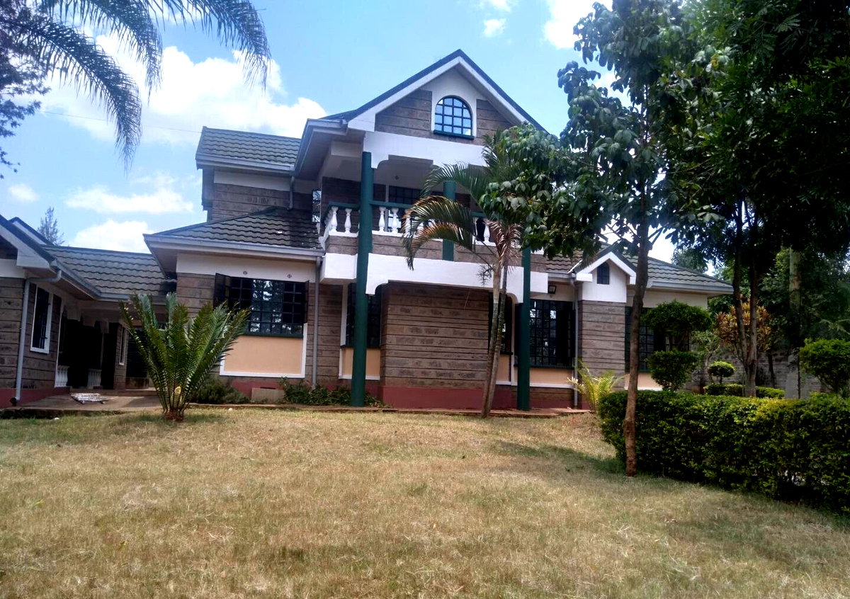 4BR Townhouse on Half-Acre with Electric Fence – Karen